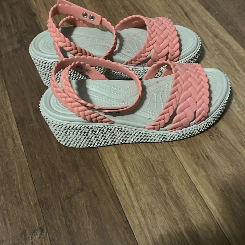 Coral NWT  women’s Croc sandals size 8 - Picture 5 of 7